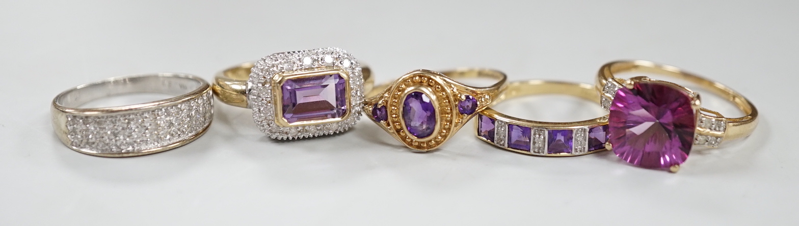 Five assorted modern 9ct gold and gem set dress rings, including diamond chip half hoop and amethyst and diamond chip half hoop, gross weight 12.6 grams.